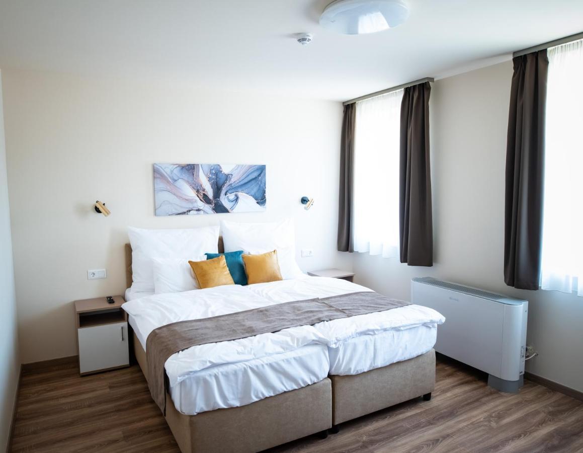 Elixir Panzio Bed & Breakfast Nyírbátor Bagian luar foto