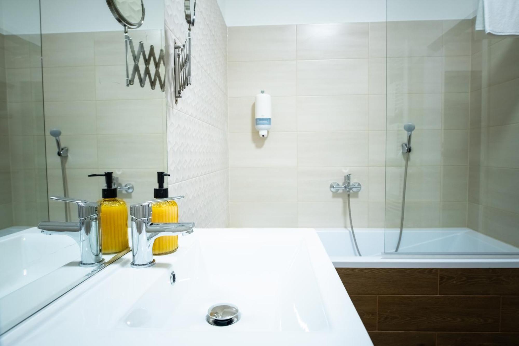 Elixir Panzio Bed & Breakfast Nyírbátor Bagian luar foto