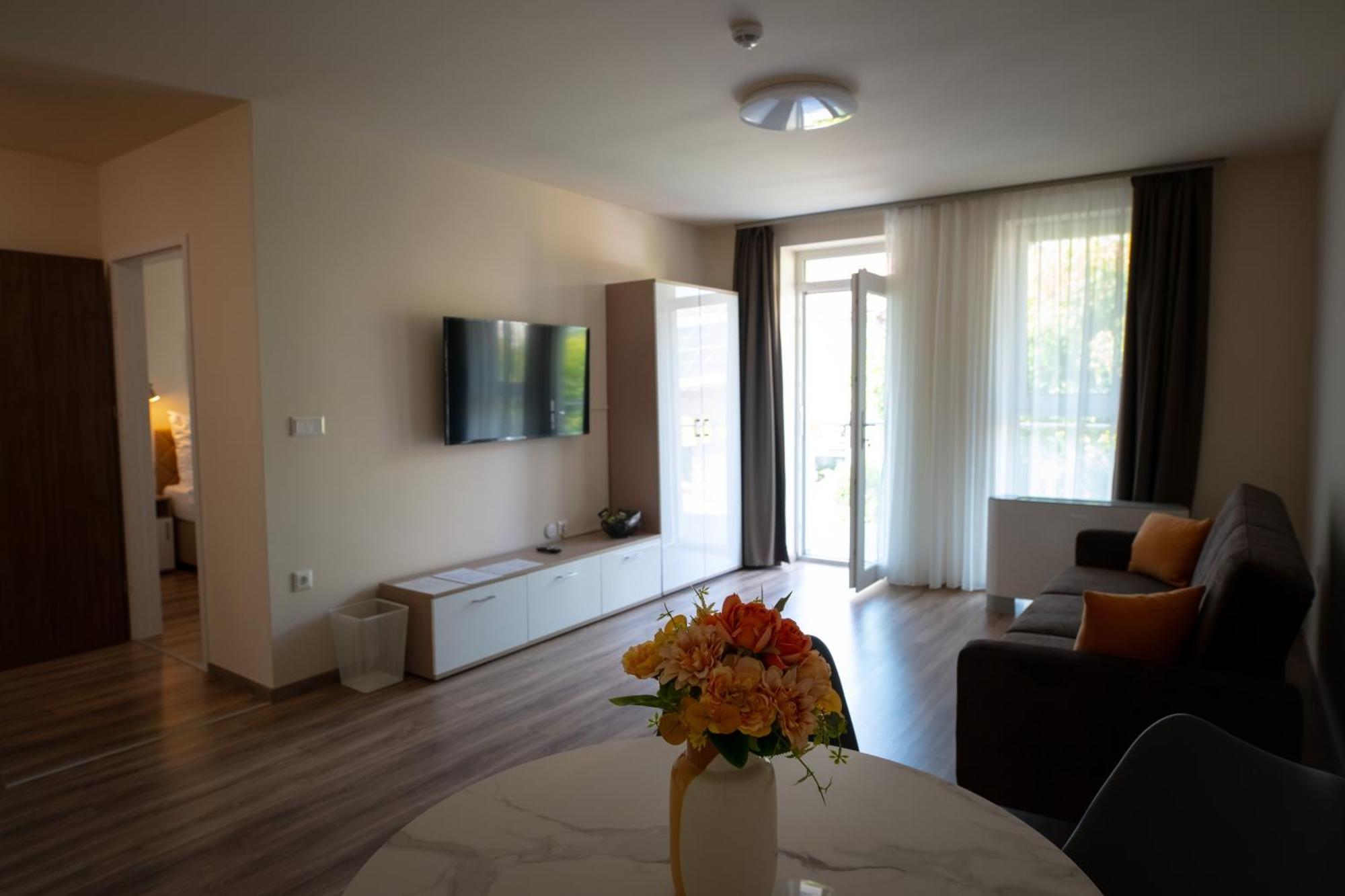Elixir Panzio Bed & Breakfast Nyírbátor Bagian luar foto